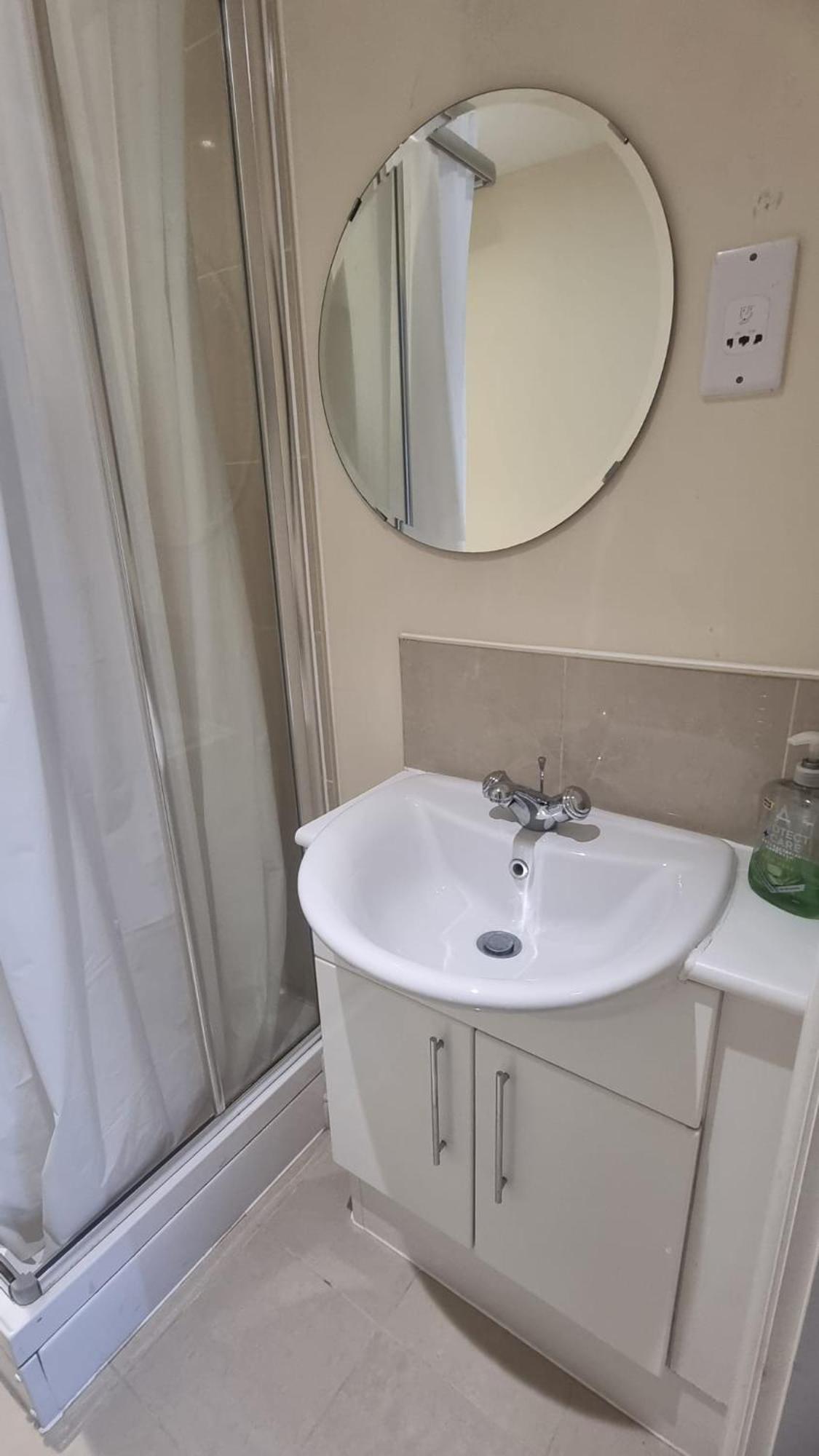 Central Spacious And Secure With A Double Bed Edgware Bagian luar foto